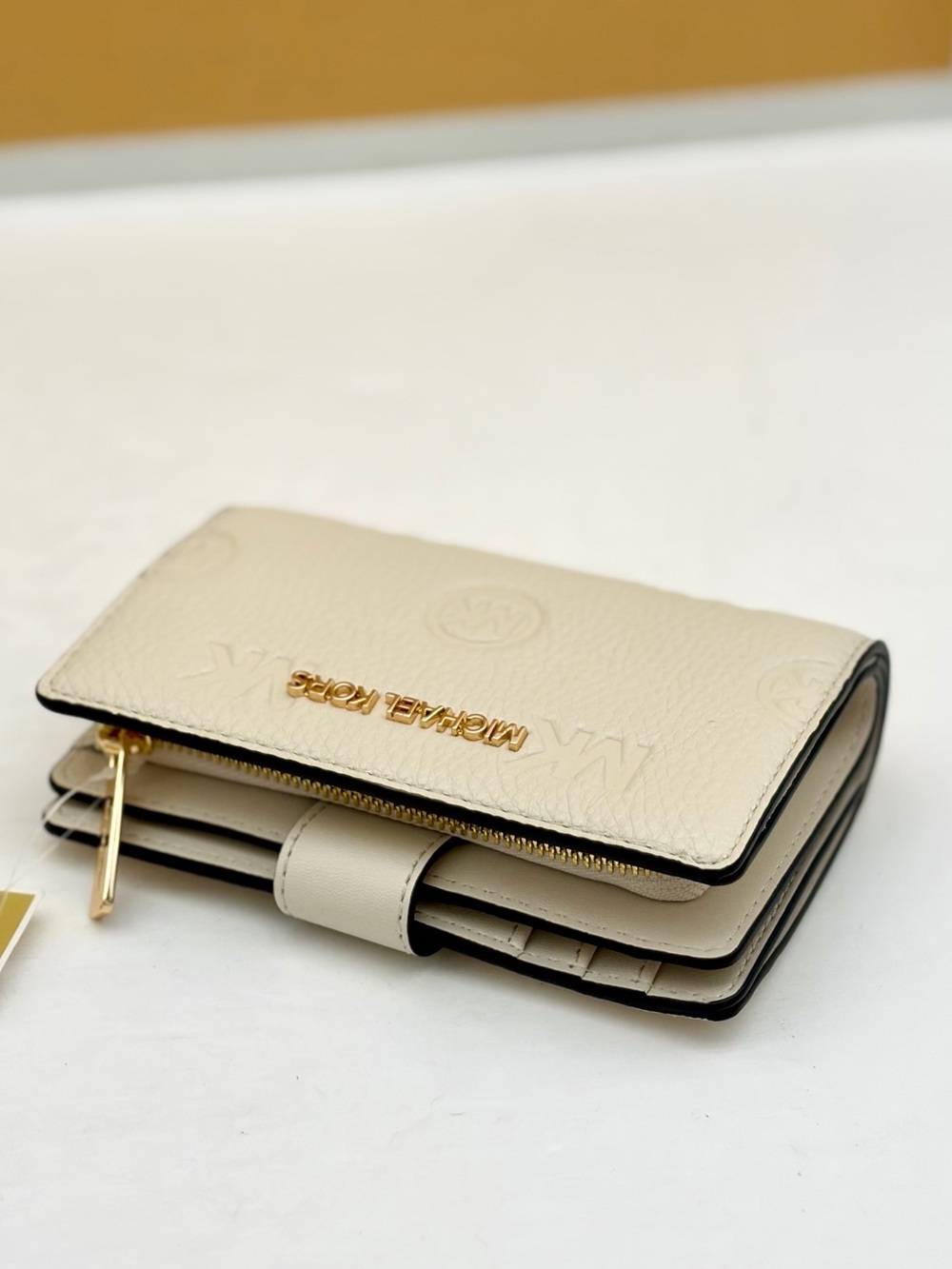 MICHAEL KORS Jet Set Travel Medium Logo Debossed Bifold Wallet - Picture 7 of 9